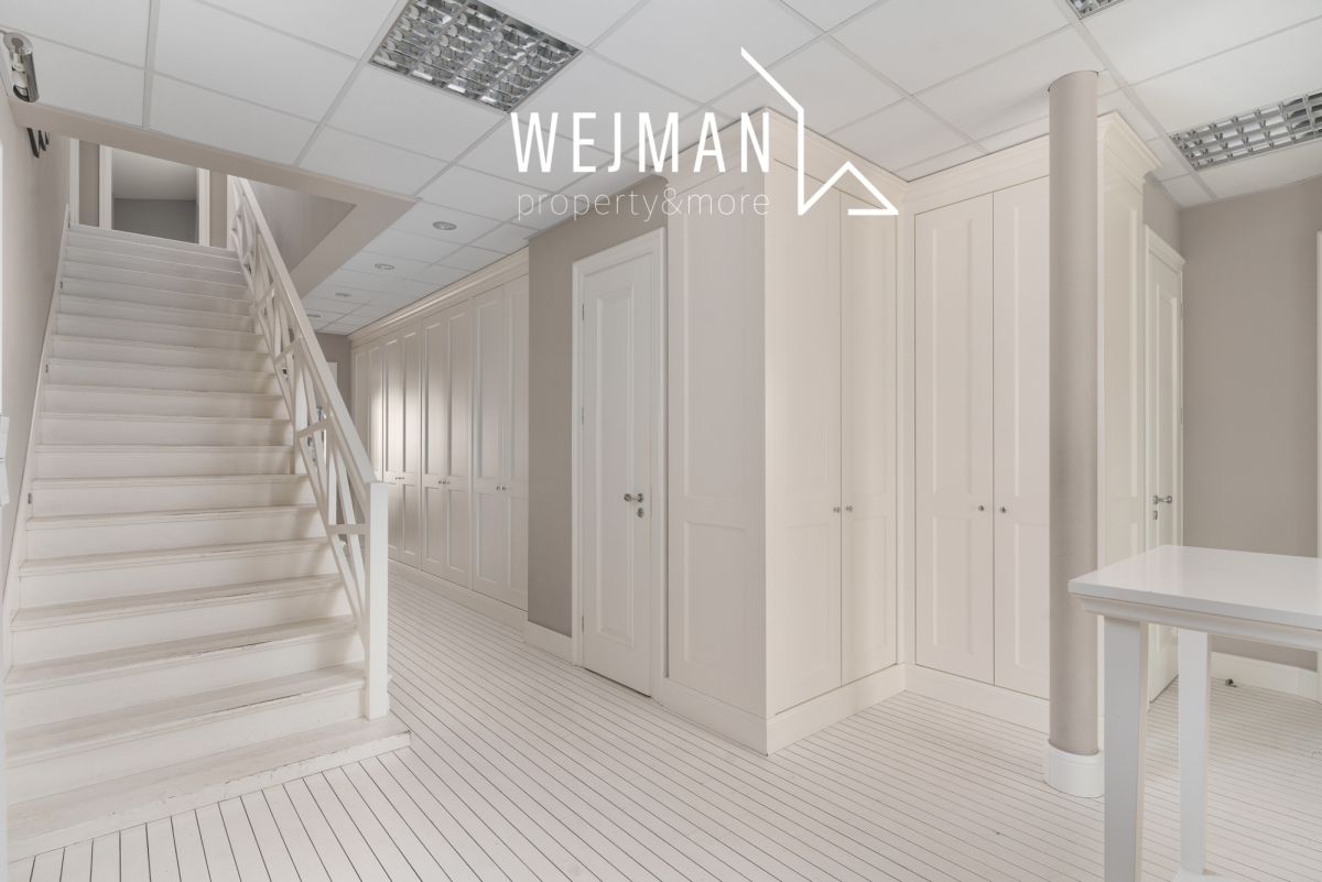 Kameralna kamienica na biura, klinikę, kancelarie.