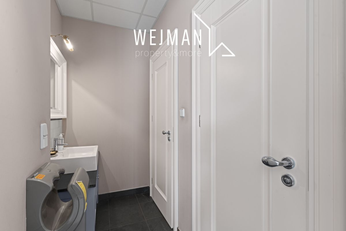 Kameralna kamienica na biura, klinikę, kancelarie.