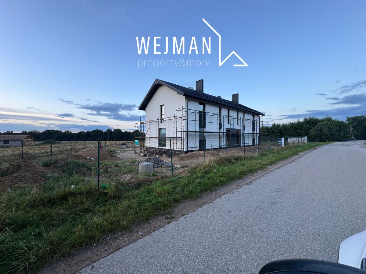Dom bliźniak – koło Jeziora Sobąckiego