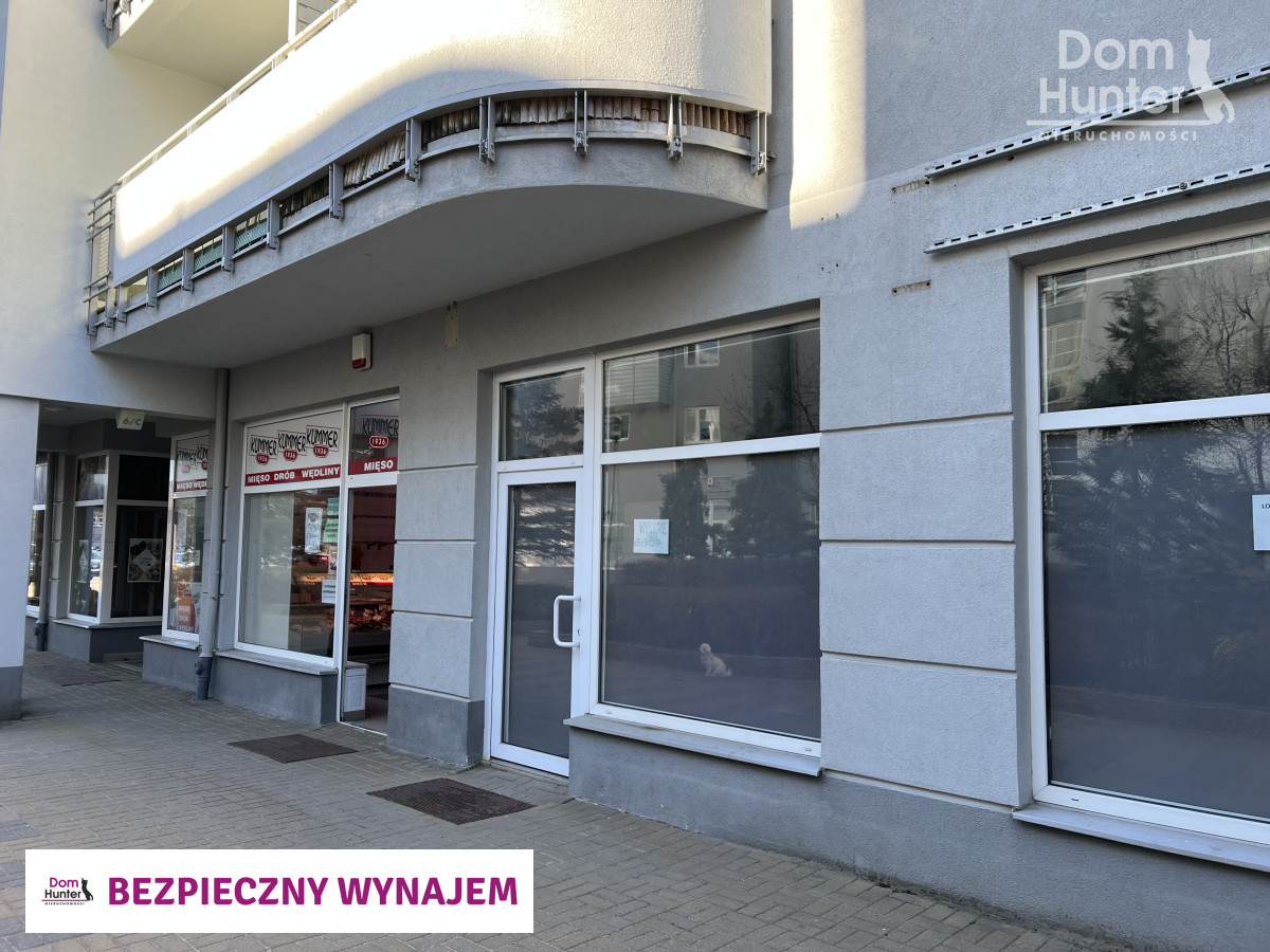 Lokal parterowy z dużymi witrynami w ciągu lokali