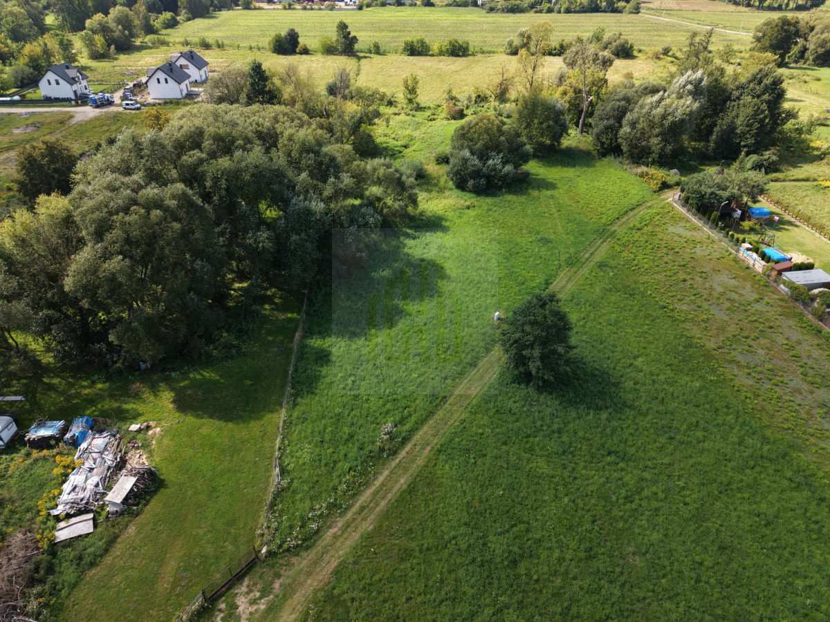 DZIAŁKA JAKTOROW NAD RZECZKA