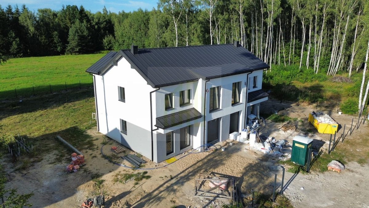 Przytulny dom w otoczeniu lasu z dużą działką.