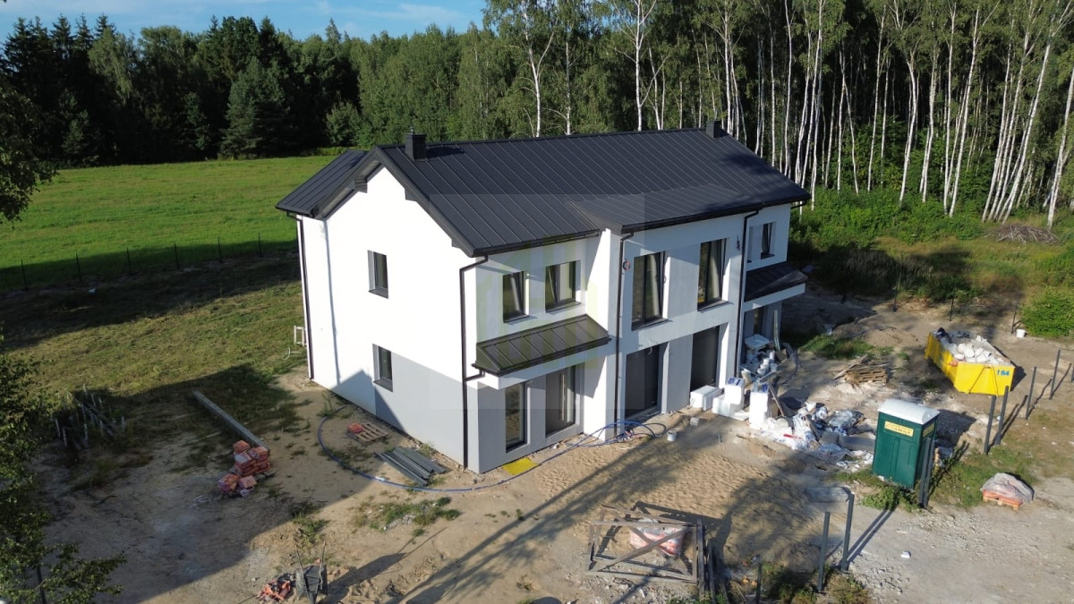 Przytulny dom w otoczeniu lasu z dużą działką.