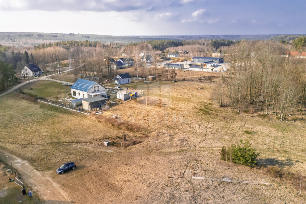 Działka budowlana 1368 m² w otoczeniu lasu