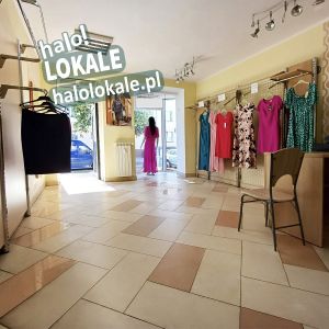 Lokal w sercu miasta z dużymi witrynami