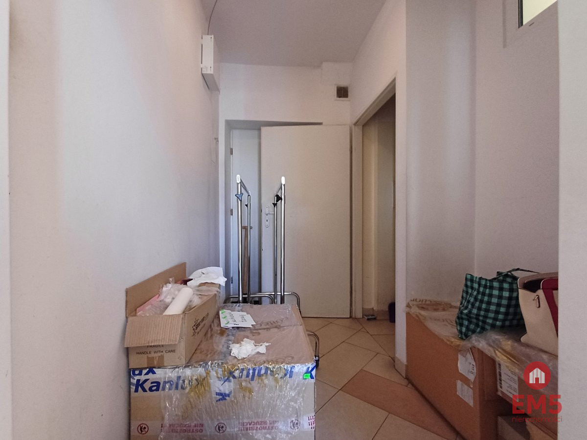 Lokal w sercu miasta z dużymi witrynami, zdjęcie 6