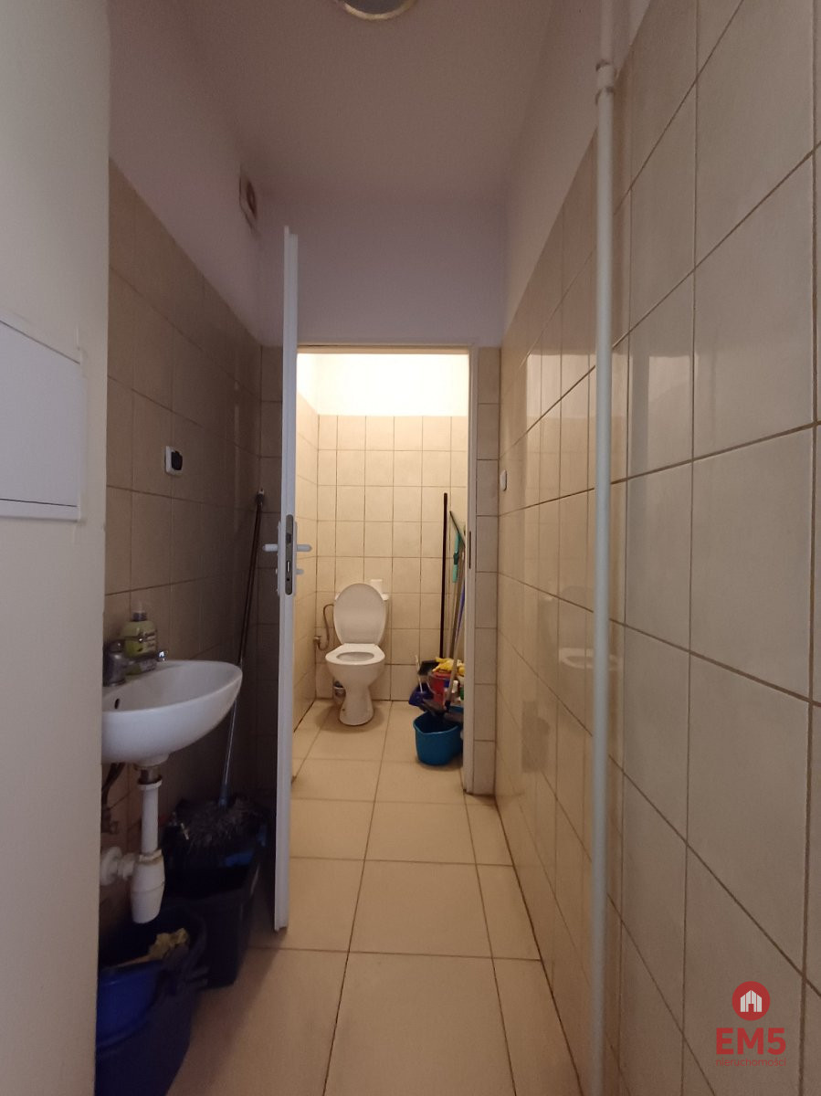 Lokal w sercu miasta z dużymi witrynami, zdjęcie 7