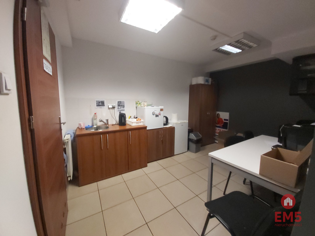 Lokal z witrynami w centrum miasta., zdjęcie 4