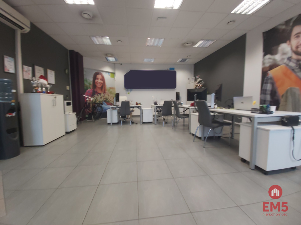 Lokal z witrynami w centrum miasta., zdjęcie 1