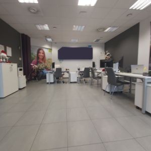Lokal z witrynami w centrum miasta.