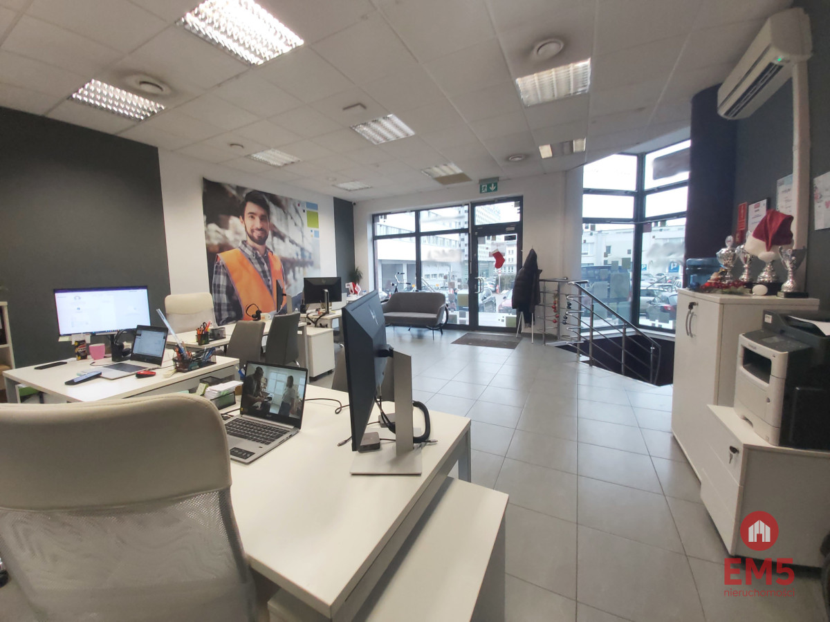 Lokal z witrynami w centrum miasta., zdjęcie 2