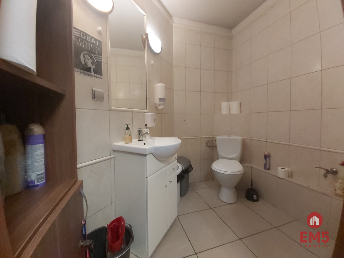Lokal z witrynami w centrum miasta., zdjęcie 5