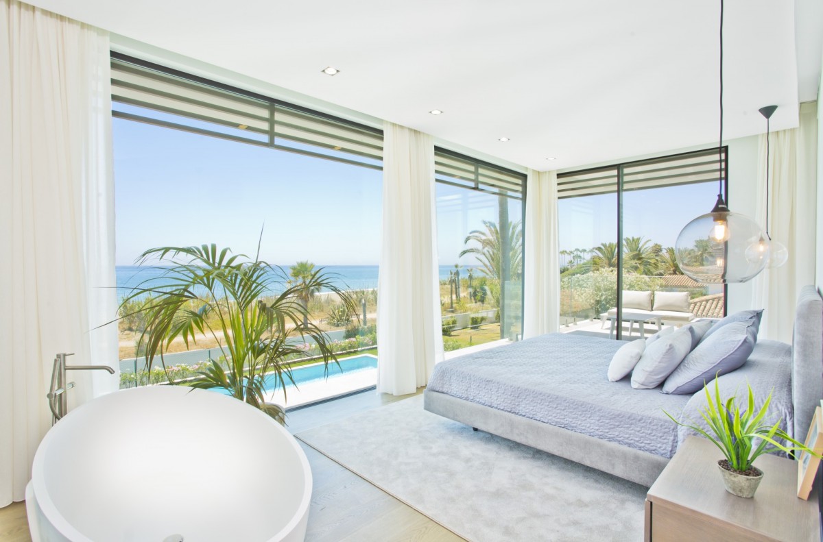 Luksusowa willa przy plaży z niepowtarzalnym widokiem w Marbella, Costa del Sol