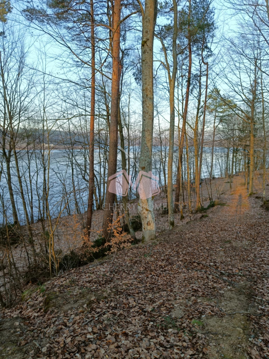 Piękna działka z linią brzegową i wodociągiem