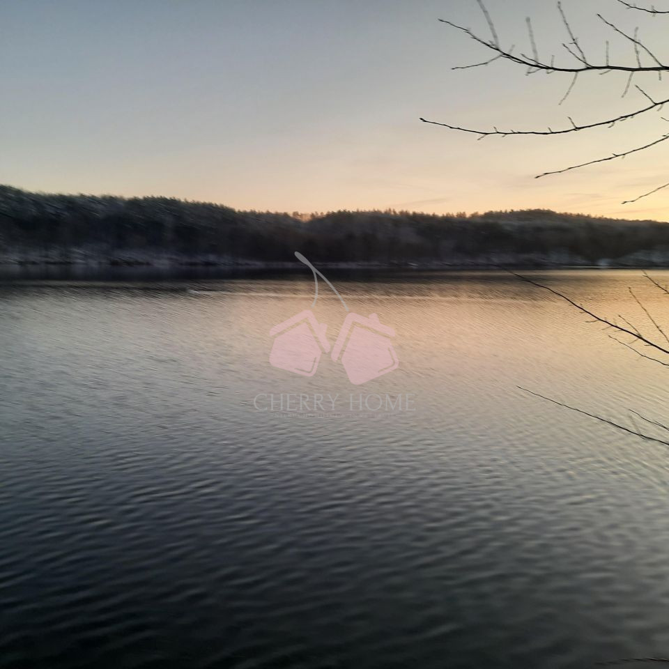 Piękna działka z linią brzegową i wodociągiem