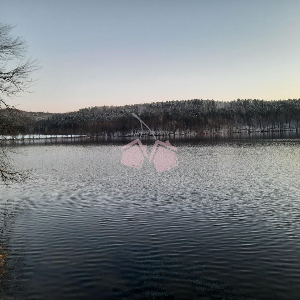 Piękna działka z linią brzegową i wodociągiem