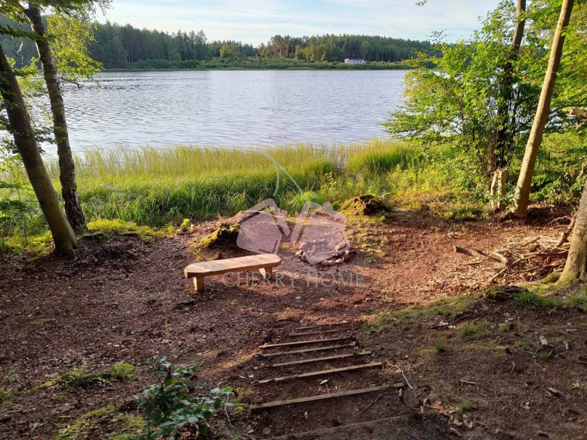 Piękna działka z linią brzegową i wodociągiem