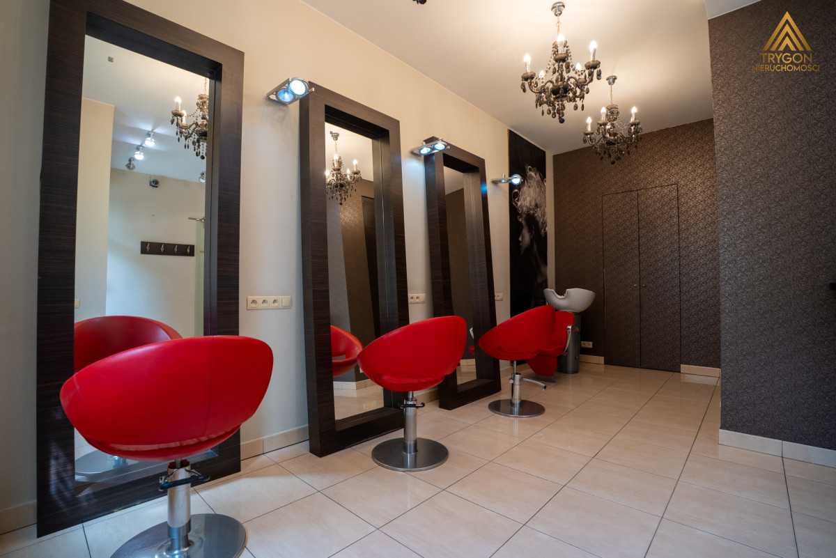 Single-story commercial space - next to the forest