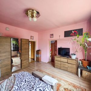 Dom z potencjałem na dużej działce – cisza, zieleń