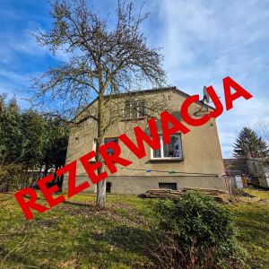 Dom z potencjałem na dużej działce – cisza, zieleń