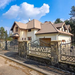 Apartamentowiec pośród drzew.