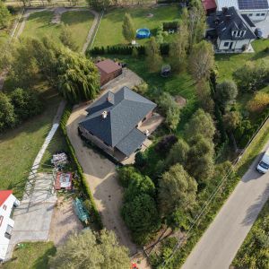Dom Parterowy wkomponowany w naturalną przestrzeń