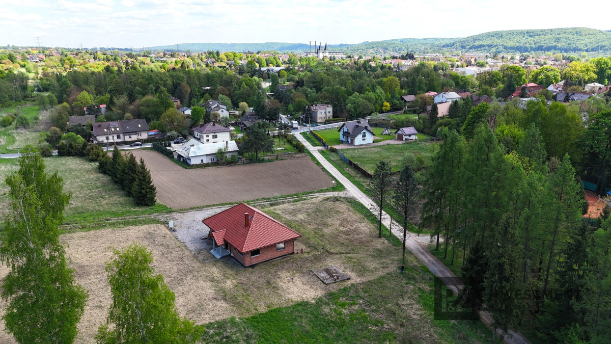 Dom parterowy na obrzeżach Krzeszowic
