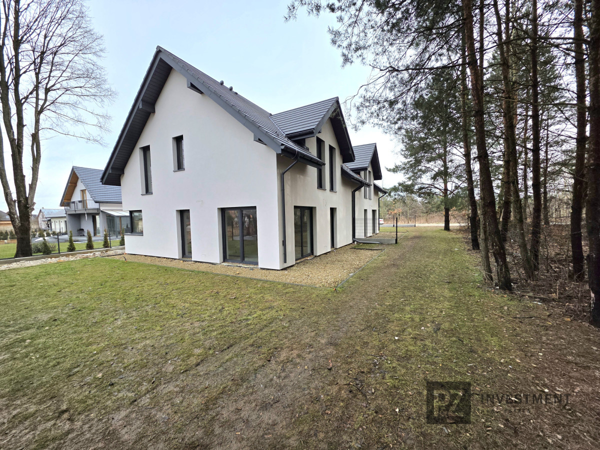 Dom w zabudowie bliźniaczej przy lesie